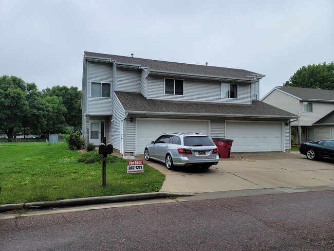 Building Photo - Three bedroom three bathroom Twin home.