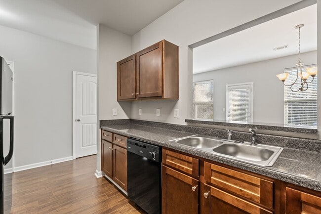 Building Photo - 3 Bedroom Townhome in Stonecrest!