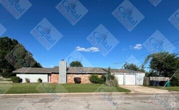 Building Photo - Spacious 4 Bedroom