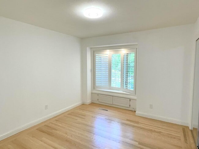 Building Photo - TOP LOCATION & TOP SCHOOLS ! Remodeled SAR...