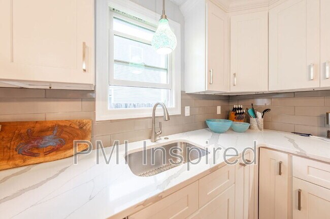 Building Photo - 446 Monmouth Ave