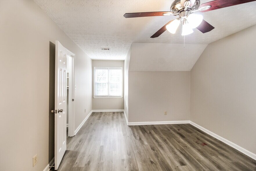 Building Photo - 2855 Riverbend Ct