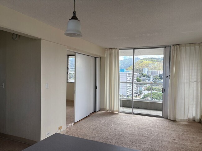 Building Photo - An absolute gem in Hono Hale Tower. Located in Mo'il'ili and close to the University of Hawaii.