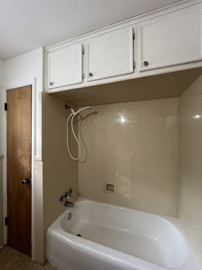 Building Photo - 2048 Oak Ave