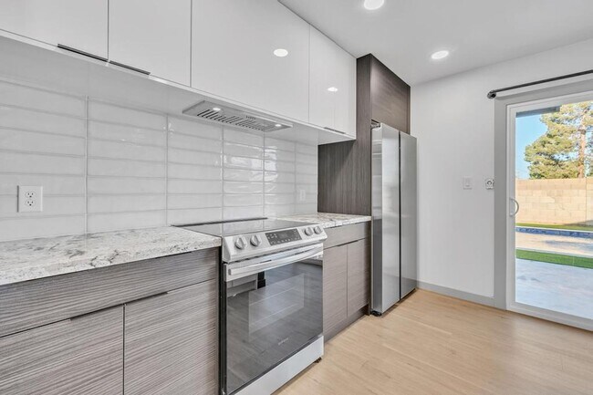 Building Photo - Completely Remodeled 6 bedroom/4 bath Home with New Pool