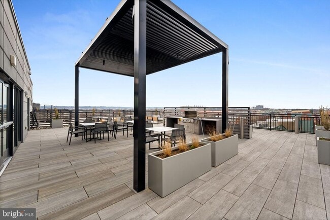 Building Photo - 701 Swann Ave