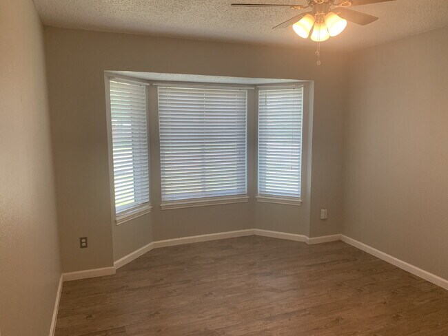 Building Photo - Beautifully Updated Home 1 Block From Heri...