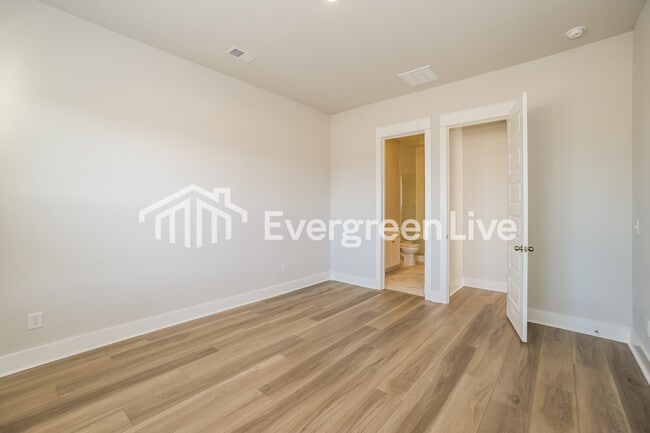 Building Photo - 127 Bloomsbury St