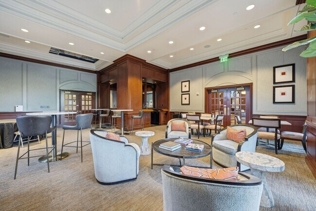 Building Photo - Penthouse Living in Midtown!