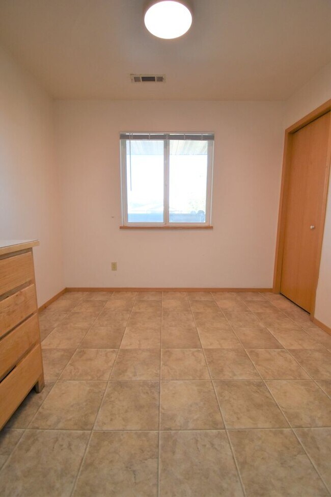 Building Photo - 3BD, 1BA Top Floor Unit