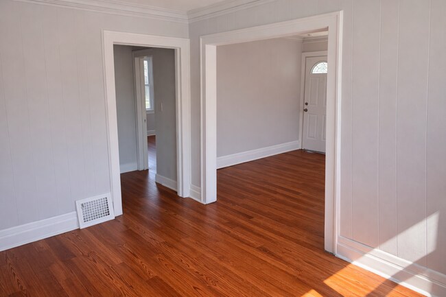 Building Photo - Cute Two Bedroom Home