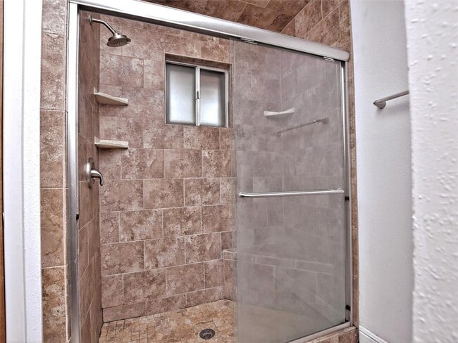 Building Photo - 2407 Versailles Dr