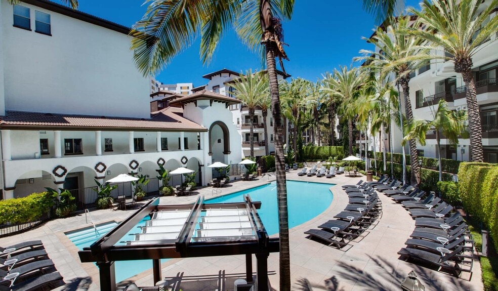 Your resort-style swimming pool awaits - The Palazzo East at Park La Brea