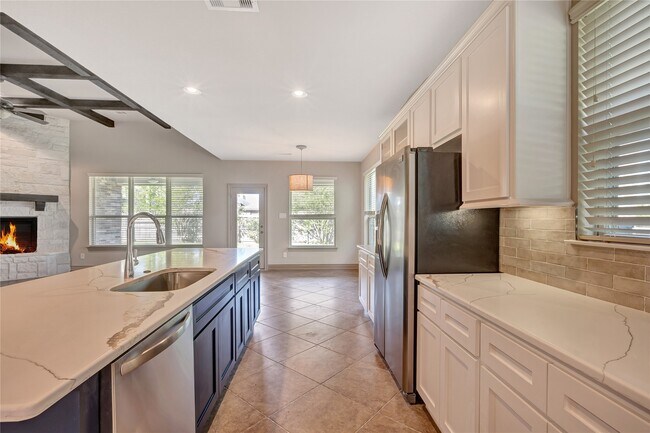 Building Photo - 40515 Manor Dr
