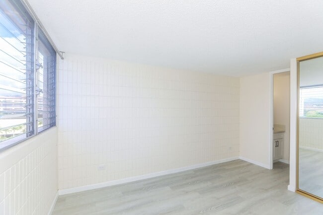 Building Photo - Sunset Lakeview - Fully renovated 3 bedroom, 2 bath on lower floor comes with tandem parking for ...