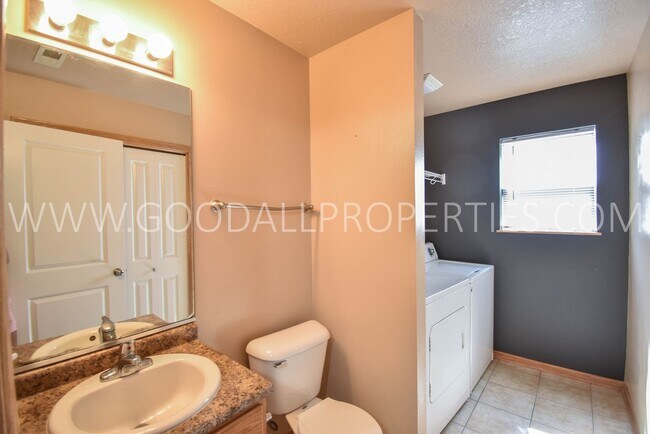 Building Photo - 3 Bedroom, 2.5 Bath 1 1/2 story first floor master suite -Townhome in Urbandale