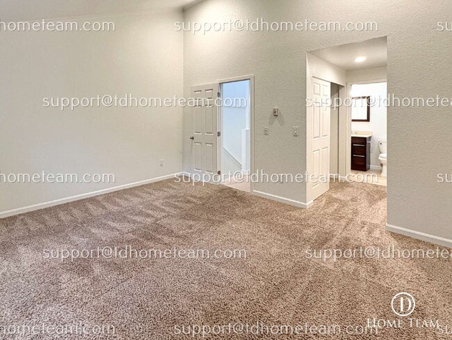 Building Photo - "Charming 2-Bed Townhouse with Spacious 12...