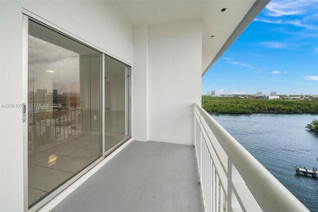 Building Photo - 400 Kings Point Dr