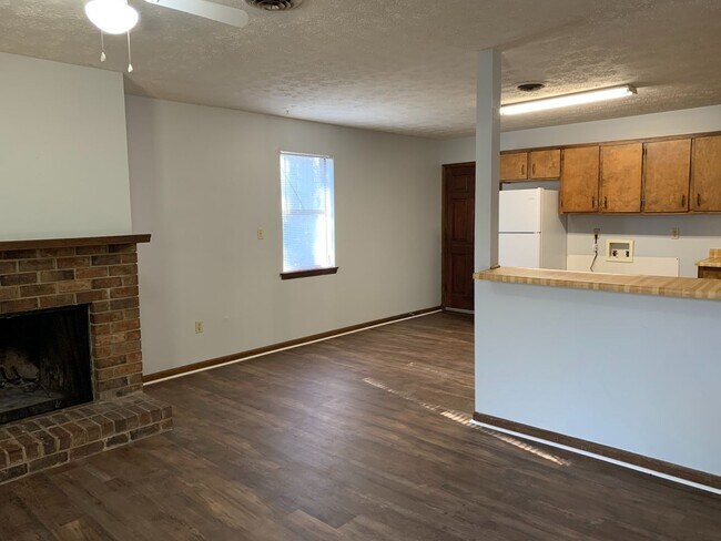 Building Photo - 2 Bedroom Duplex on Eastside!!
