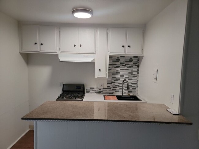 Building Photo - Wonderful 1 bedroom ground floor condo