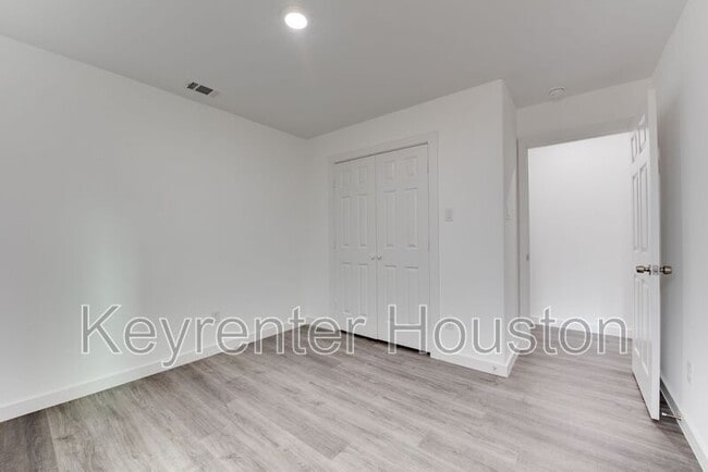Building Photo - 8128 Sterlingshire St