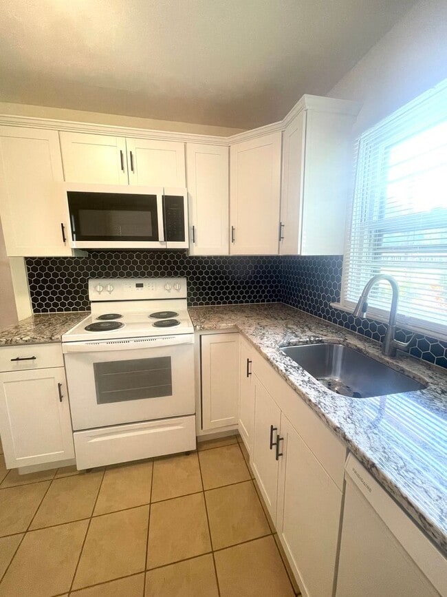 Building Photo - Cute 2 Bedroom, 1 Bathroom Home Minutes fr...