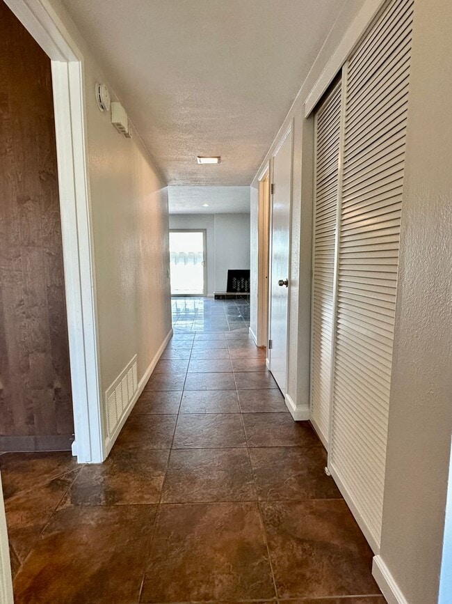 Building Photo - Spacious, Upgraded, 3 Bedroom 2.5 Bath Con...