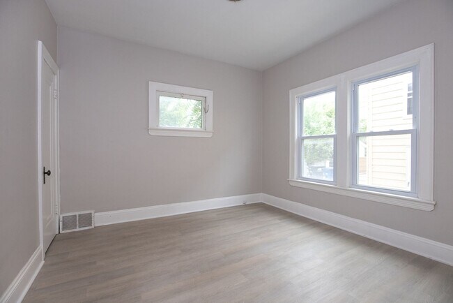 Building Photo - 2119 Lewis Dr