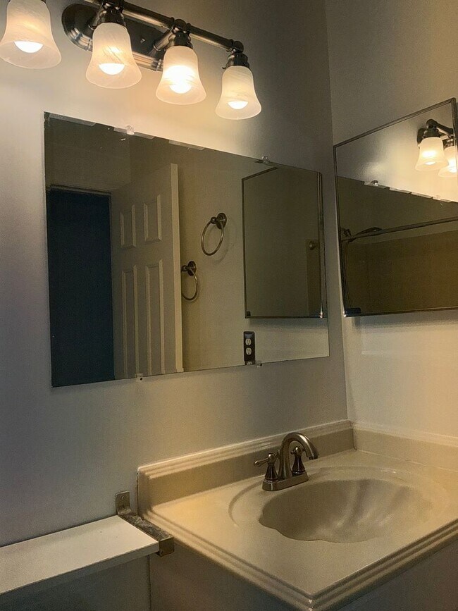 Building Photo - Very well maintained 2 bedroom 2 full 2 half upper floor condo with loft, located in the desired ...