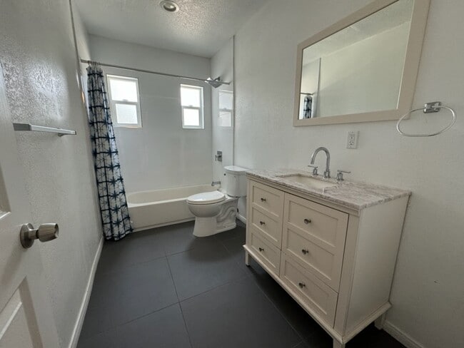 Large Bathroom - 3957 Van Ness S Ave