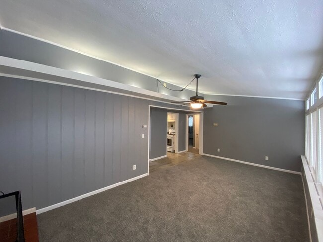 Building Photo - Beautiful 4-Bed, 2 Bathroom North Olmsted OH