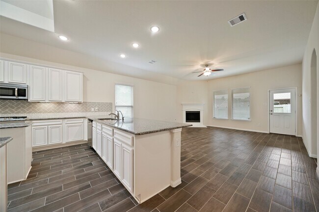 Building Photo - 1403 Holly Chase Dr