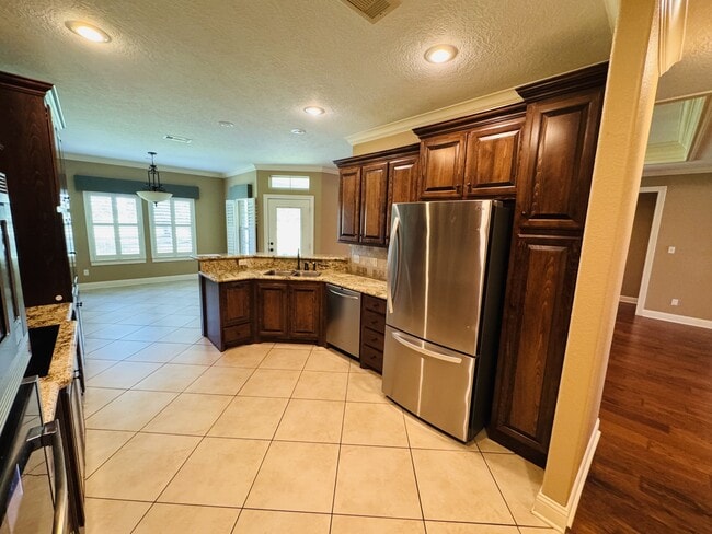 Building Photo - 4155 Pinehurst Dr
