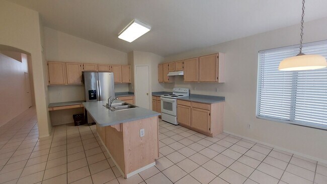 Building Photo - TERRIFIC FOUR BEDROOM PEORIA HOME WITH A POOL!