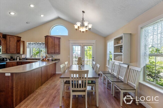 Building Photo - 9223 Silver Lake Dr