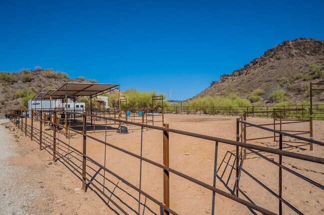 Building Photo - 1902 E Cortez St