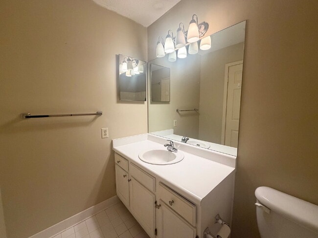 Building Photo - Waterfront Views at Palmetto Bay Marina!