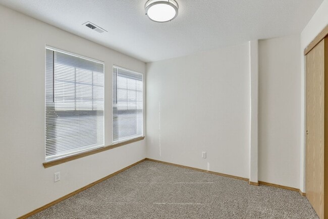 Building Photo - Great 2 story Townhome with Garage!