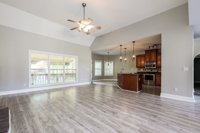 Building Photo - 905 Vandiver Ct