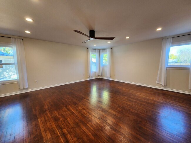 Building Photo - Craftsman Style House  Close to Downtown New Braunfels / Fridge Included/ No Carpet / Large Backy...