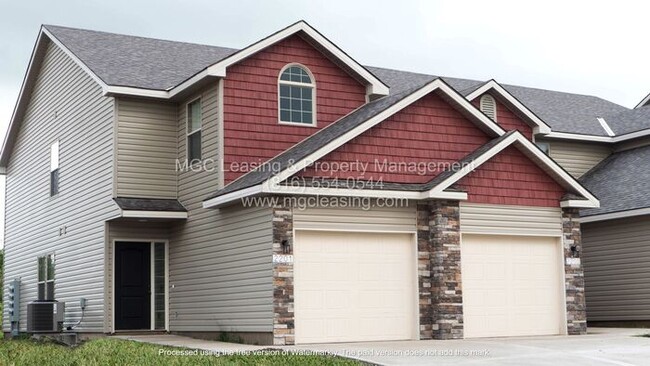 Building Photo - Eagle Creek Townhome with primary bedroom ...