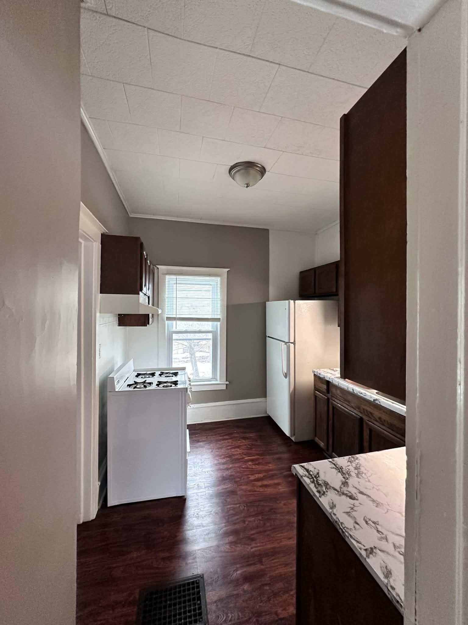 Kitchen - 1018 Haskell Ave