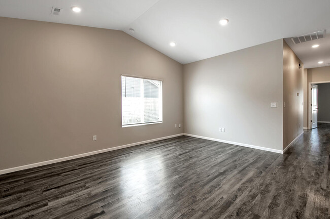 Building Photo - 1339 Azena St