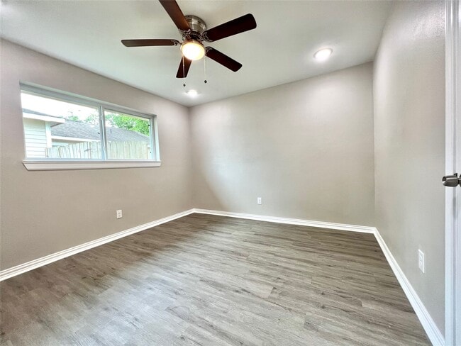 Building Photo - 813 Cedar Lawn Dr