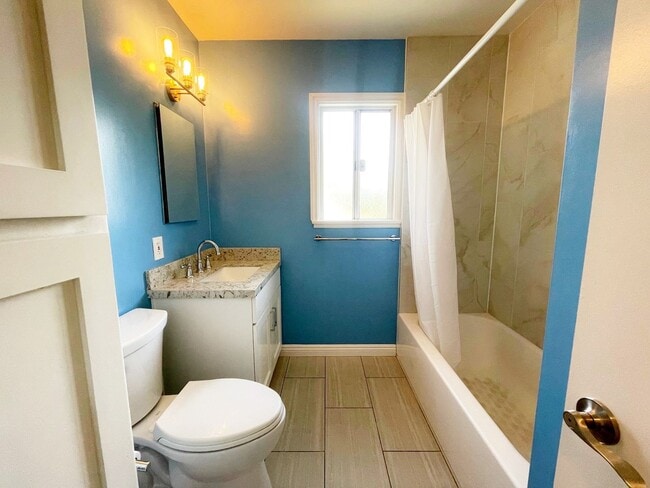 Building Photo - Beautiful Apartment in Small Duplex