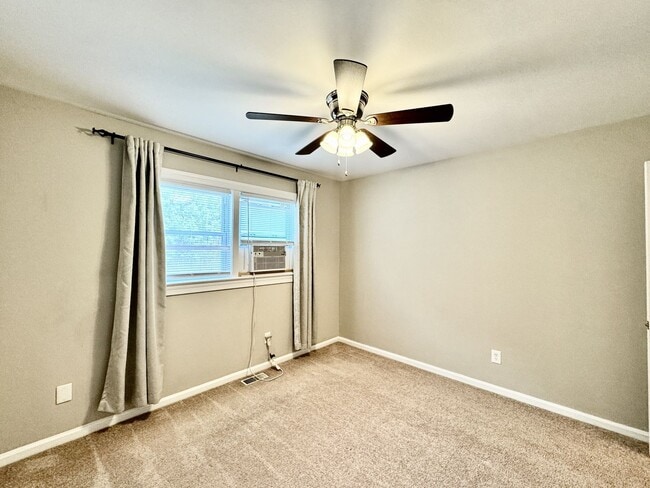 Building Photo - Great Neck Townhome Available NOW! Neutral...