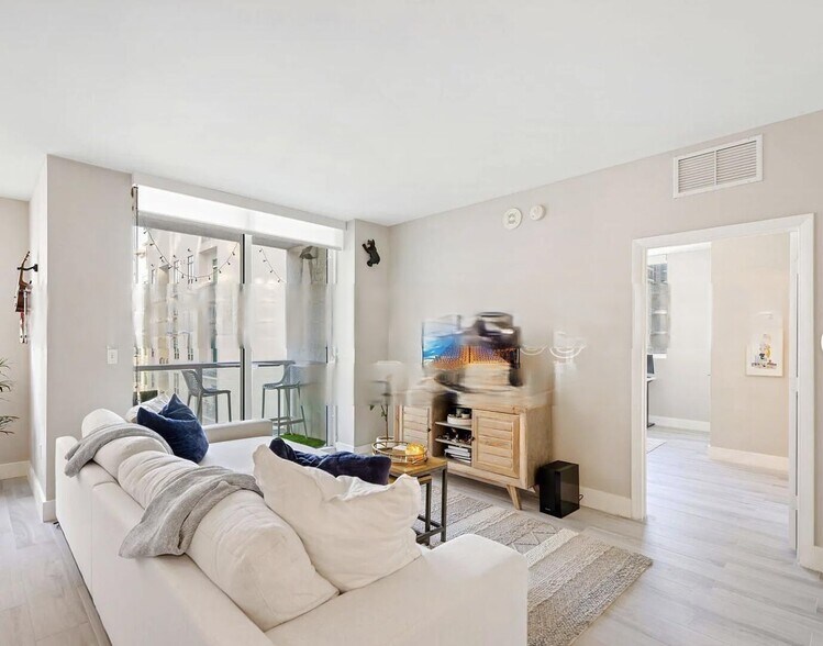 Building Photo - 253 NE 2nd St