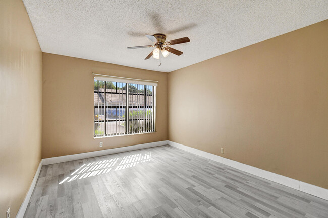 Building Photo - 492 Hardwood Pl