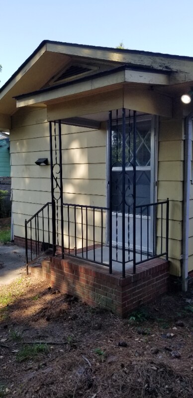 Building Photo - 705 E Washington Ave