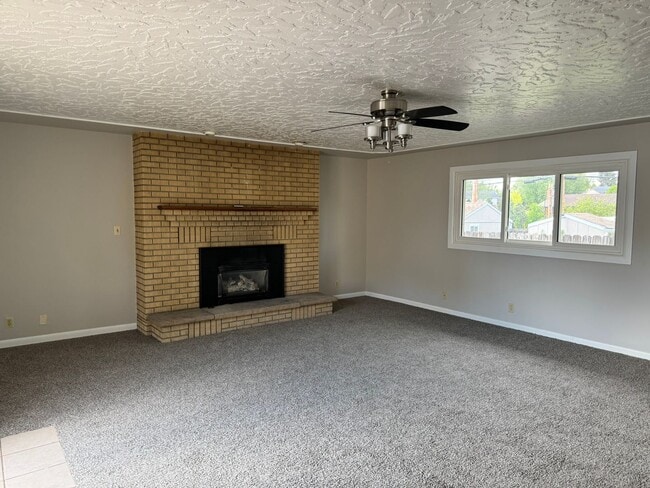 Building Photo - 5 Bedroom ,3 bathroom Single Family Unit